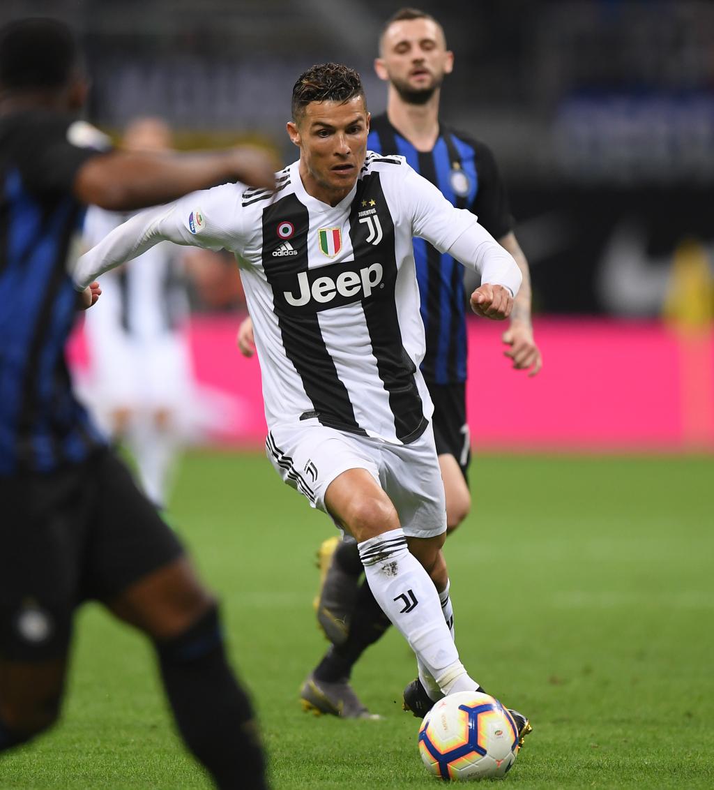 中超俱乐部欠薪问题严峻，准入审核难度大，职业化进程仍不完善。（中超俱乐部欠薪矛盾突出，准入审核挑战加剧，职业化体系尚不健全）