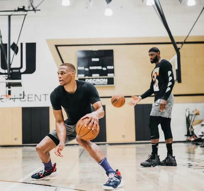 热火伤病报告：鲍威尔左脚踝扭伤将缺席今日对阵独行侠的比赛（热火官宣伤情：鲍威尔左踝扭伤，缺席今日战独行侠）