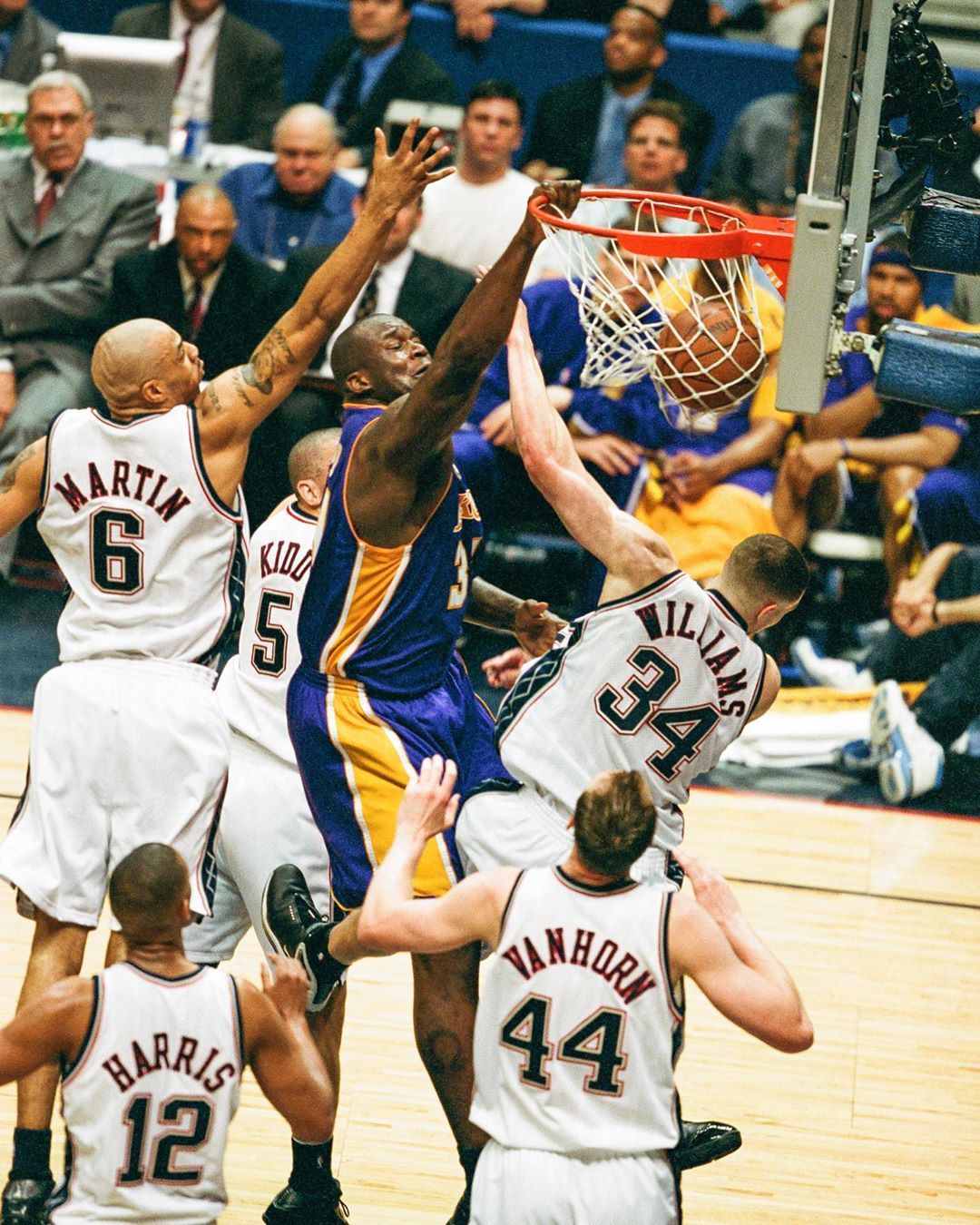 喀麦隆体育部长与足协主席埃托奥决裂，前者指责后者操纵选举（喀麦隆体育部长与足协主席埃托奥关系破裂，指控其操纵选举）